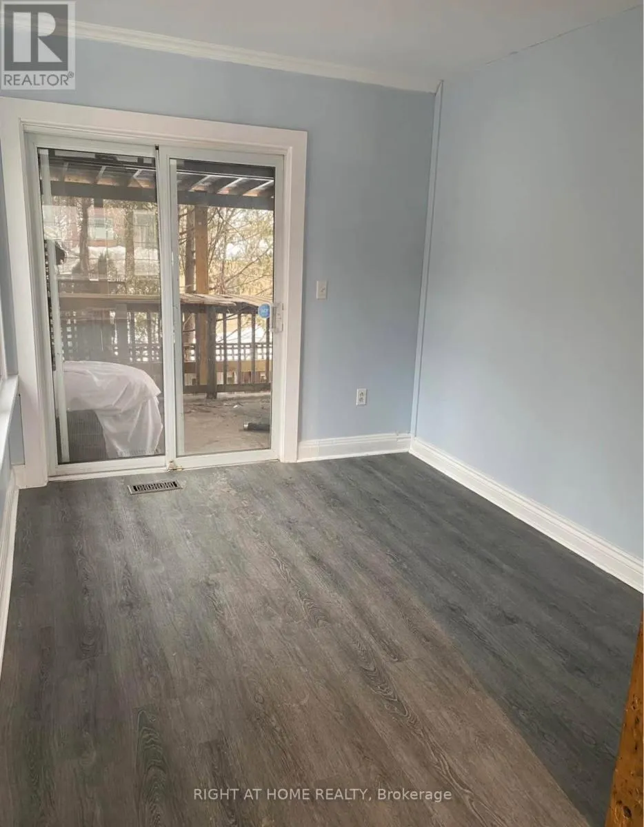 UPPER LEVEL - 1145 BROCK STREET S