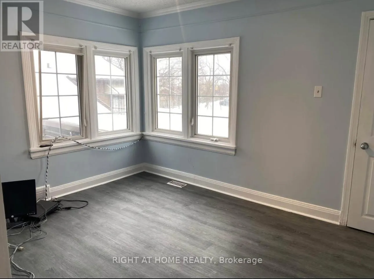 UPPER LEVEL - 1145 BROCK STREET S