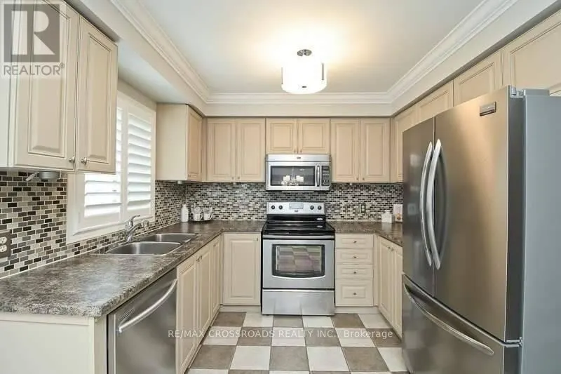 25 FRY CRESCENT