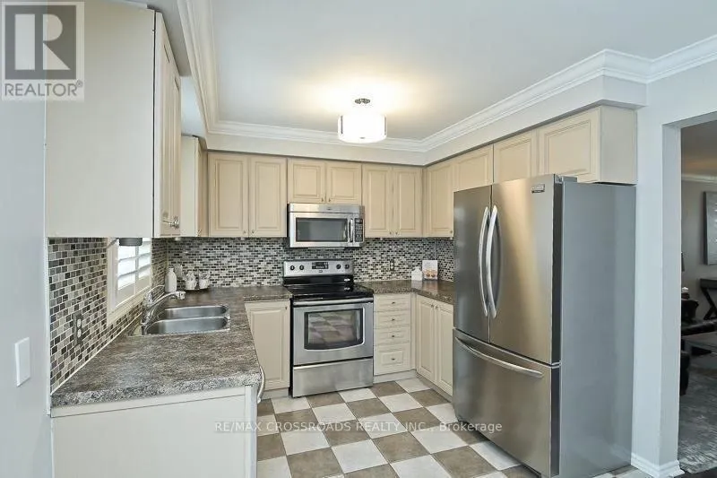 25 FRY CRESCENT