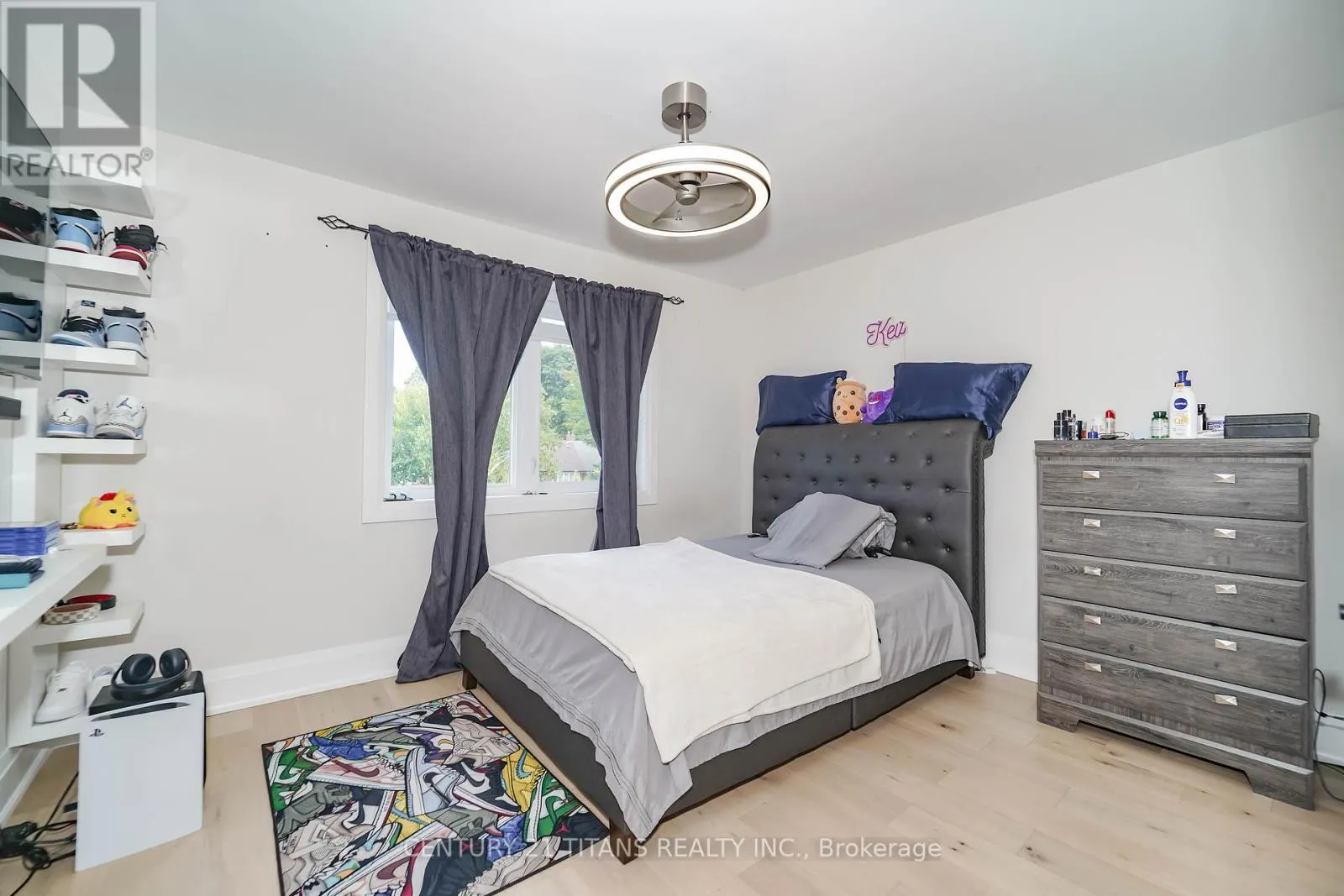 42 PIXLEY CRESCENT