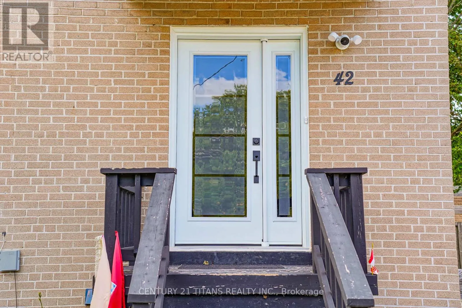 42 PIXLEY CRESCENT