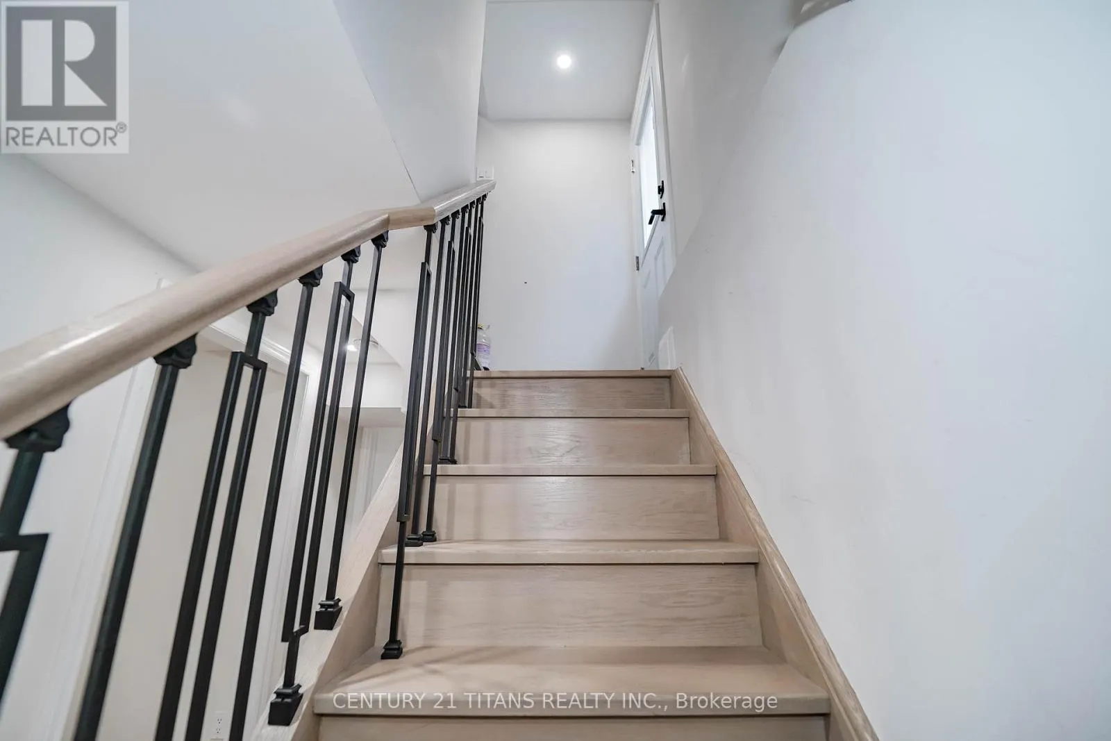 42 PIXLEY CRESCENT
