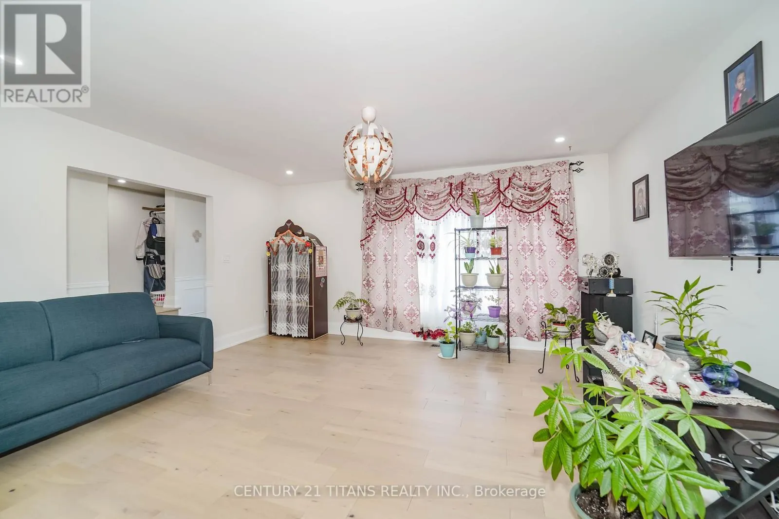 42 PIXLEY CRESCENT
