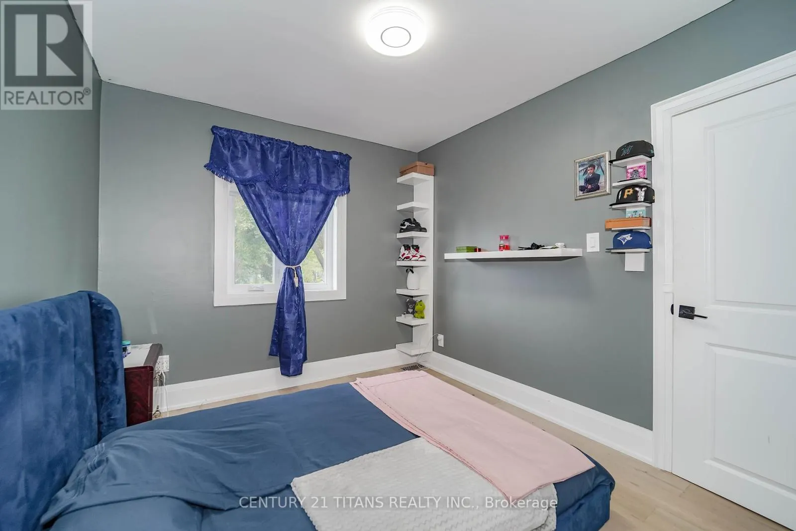 42 PIXLEY CRESCENT