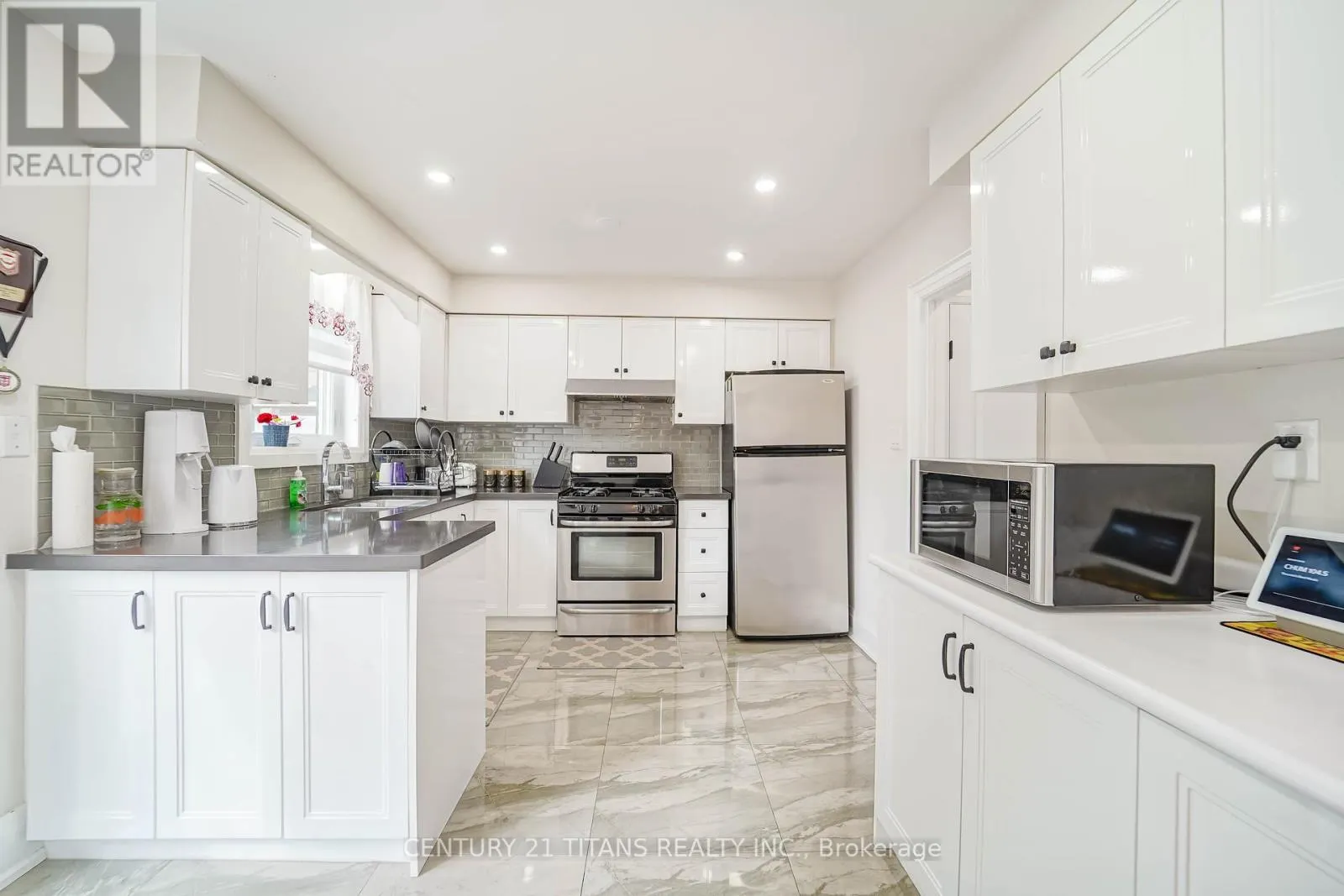 42 PIXLEY CRESCENT