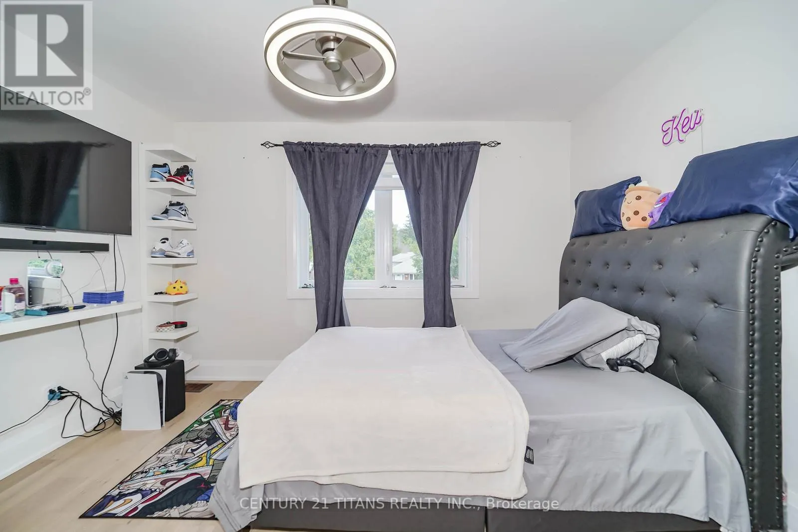 42 PIXLEY CRESCENT