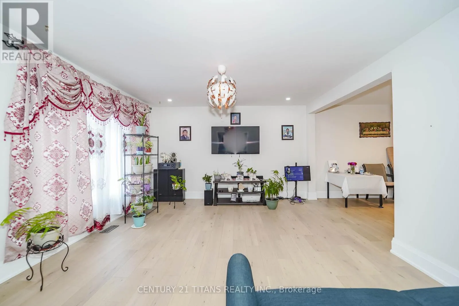 42 PIXLEY CRESCENT