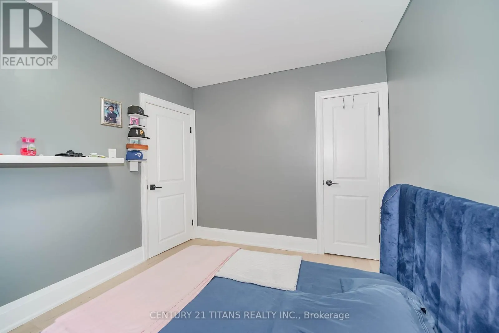 42 PIXLEY CRESCENT