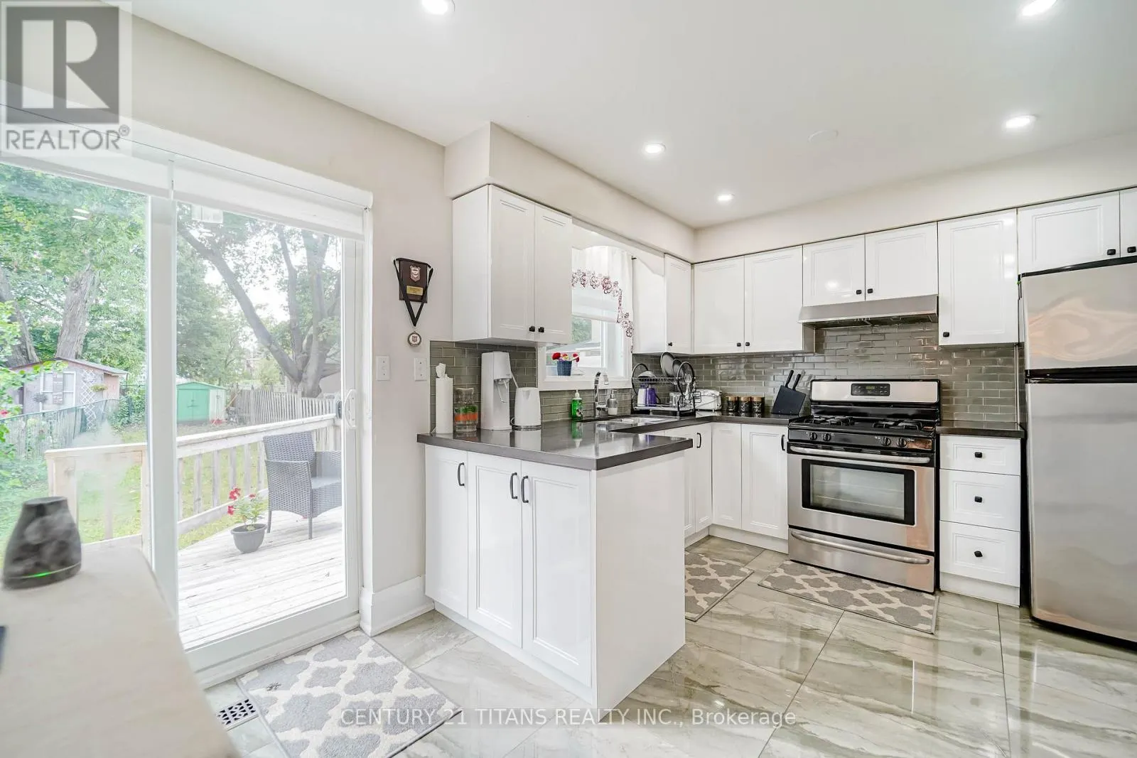 42 PIXLEY CRESCENT