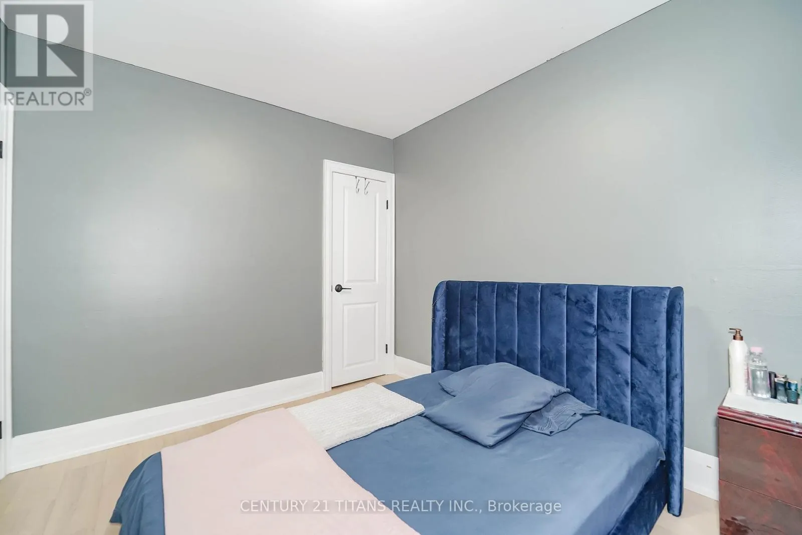 42 PIXLEY CRESCENT