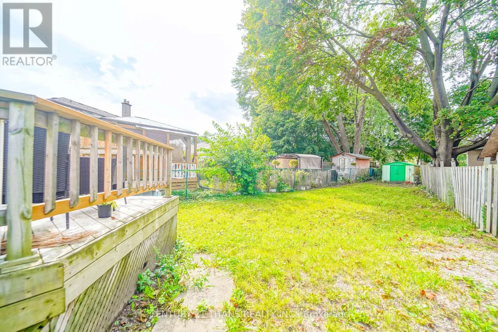 42 PIXLEY CRESCENT