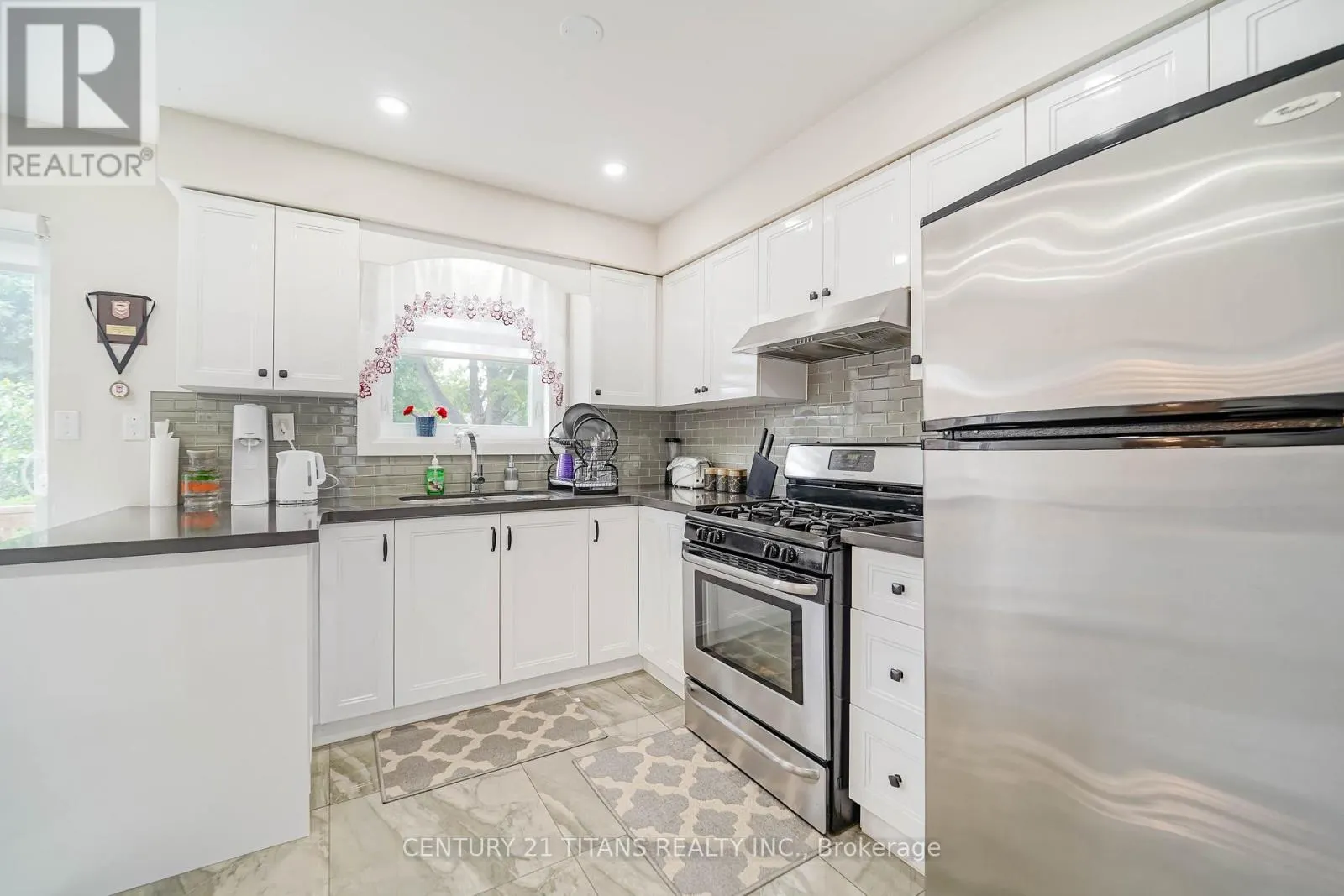 42 PIXLEY CRESCENT