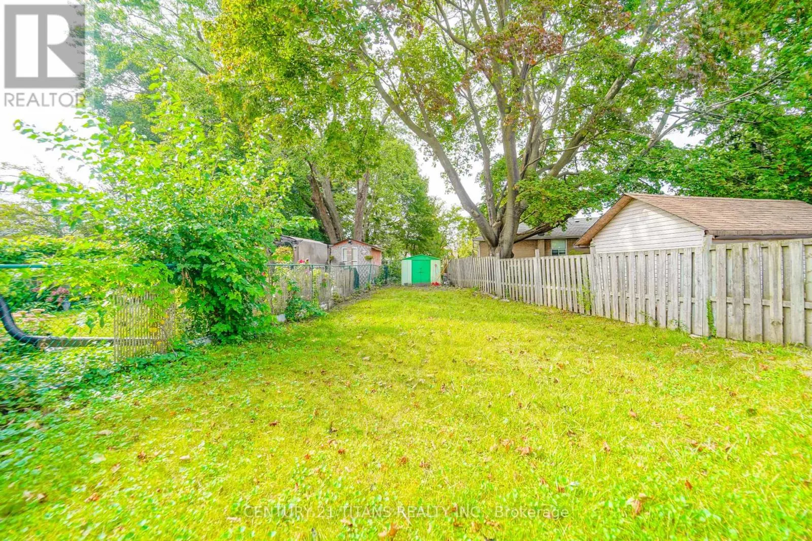 42 PIXLEY CRESCENT