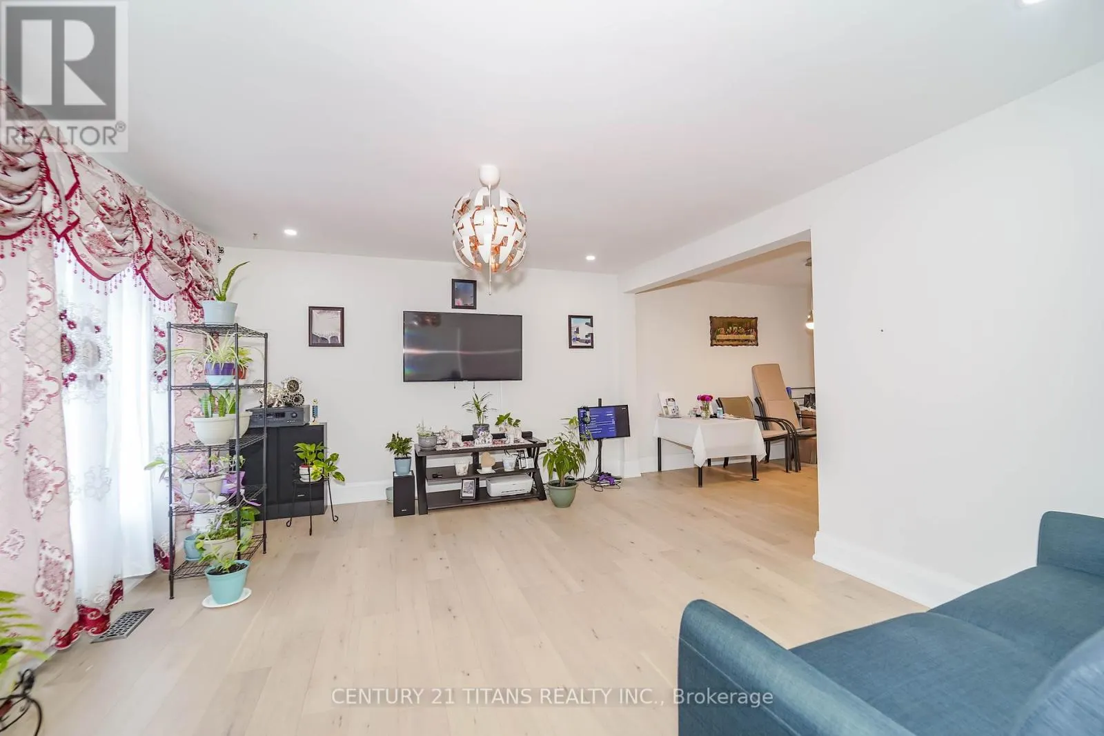 42 PIXLEY CRESCENT