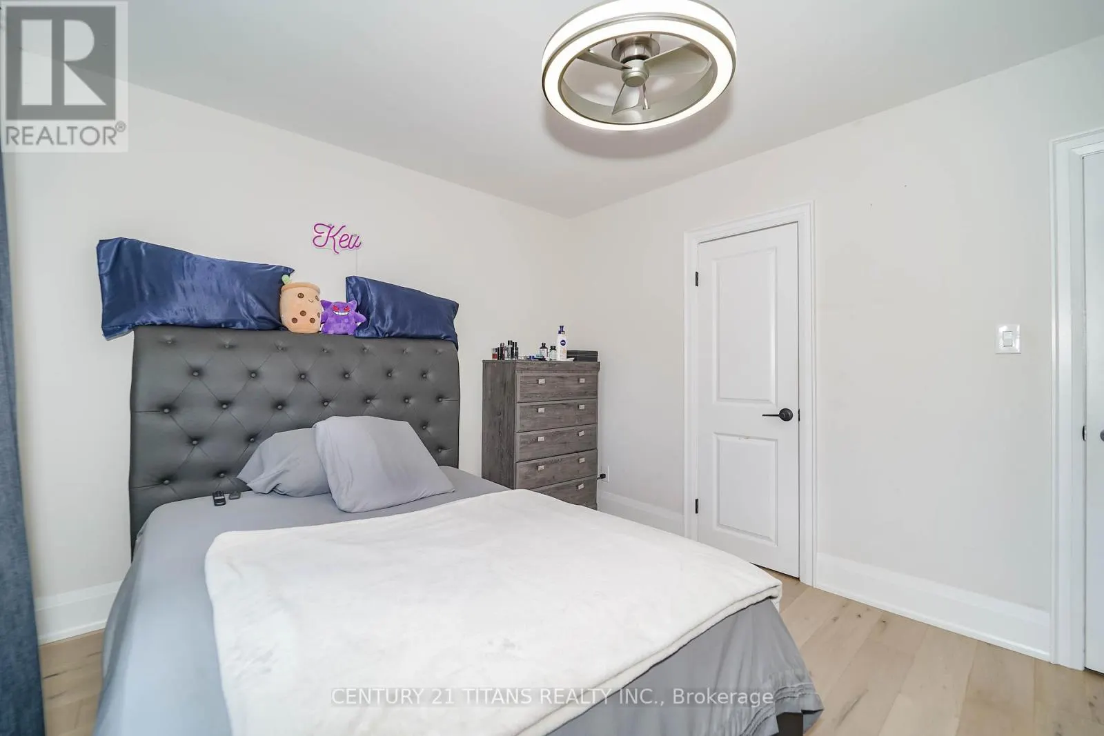 42 PIXLEY CRESCENT