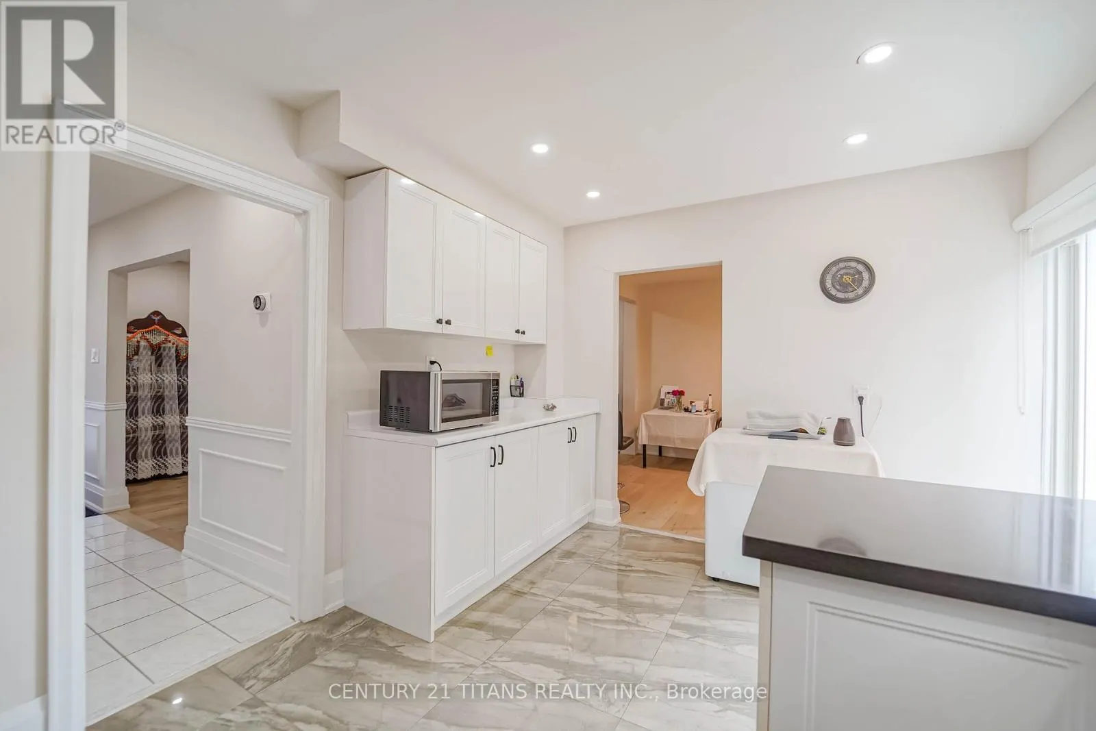 42 PIXLEY CRESCENT