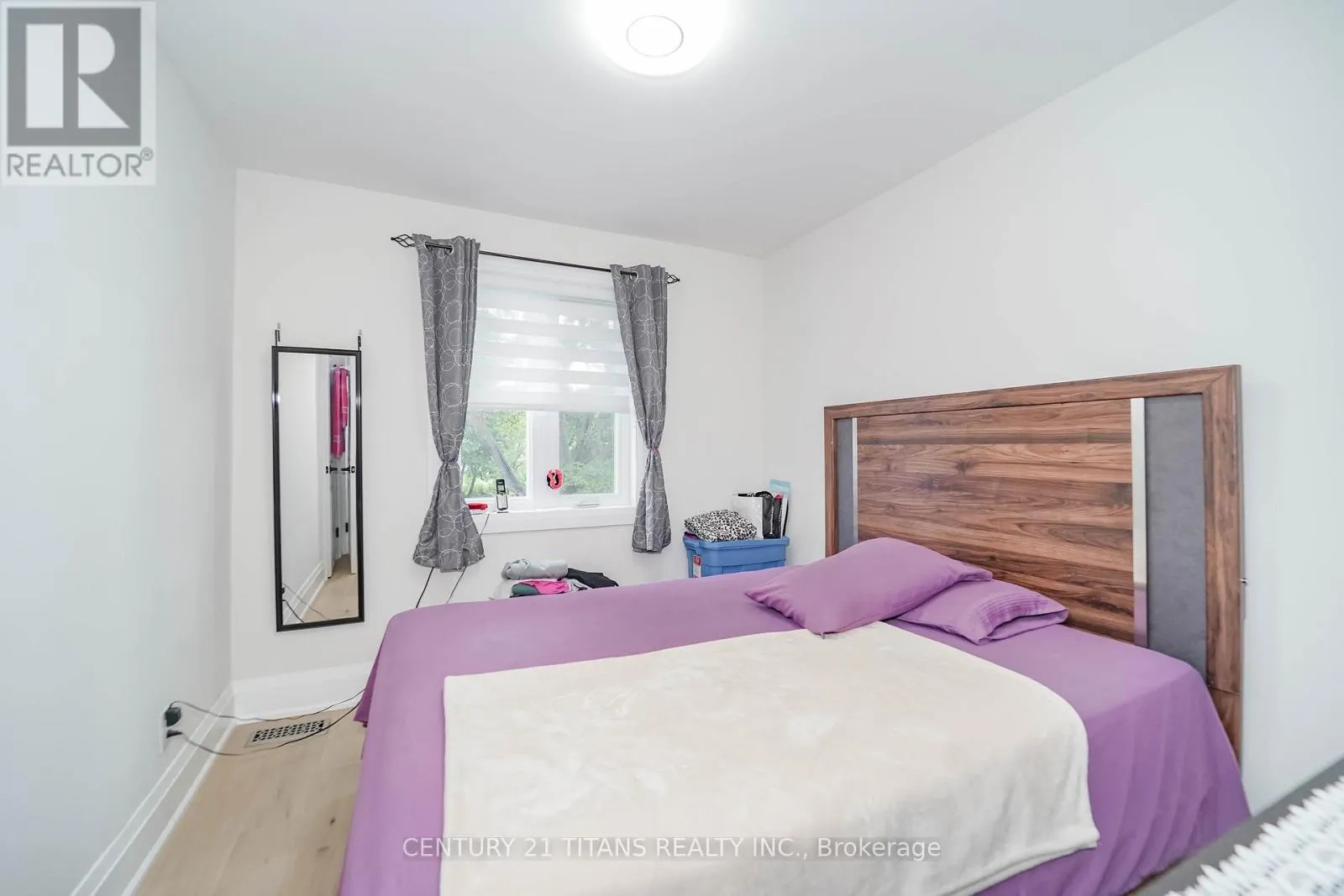 42 PIXLEY CRESCENT