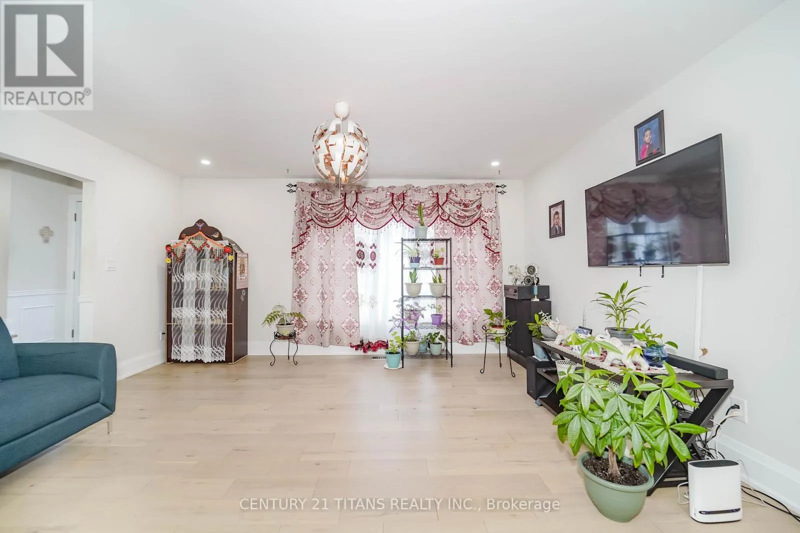 42 PIXLEY CRESCENT
