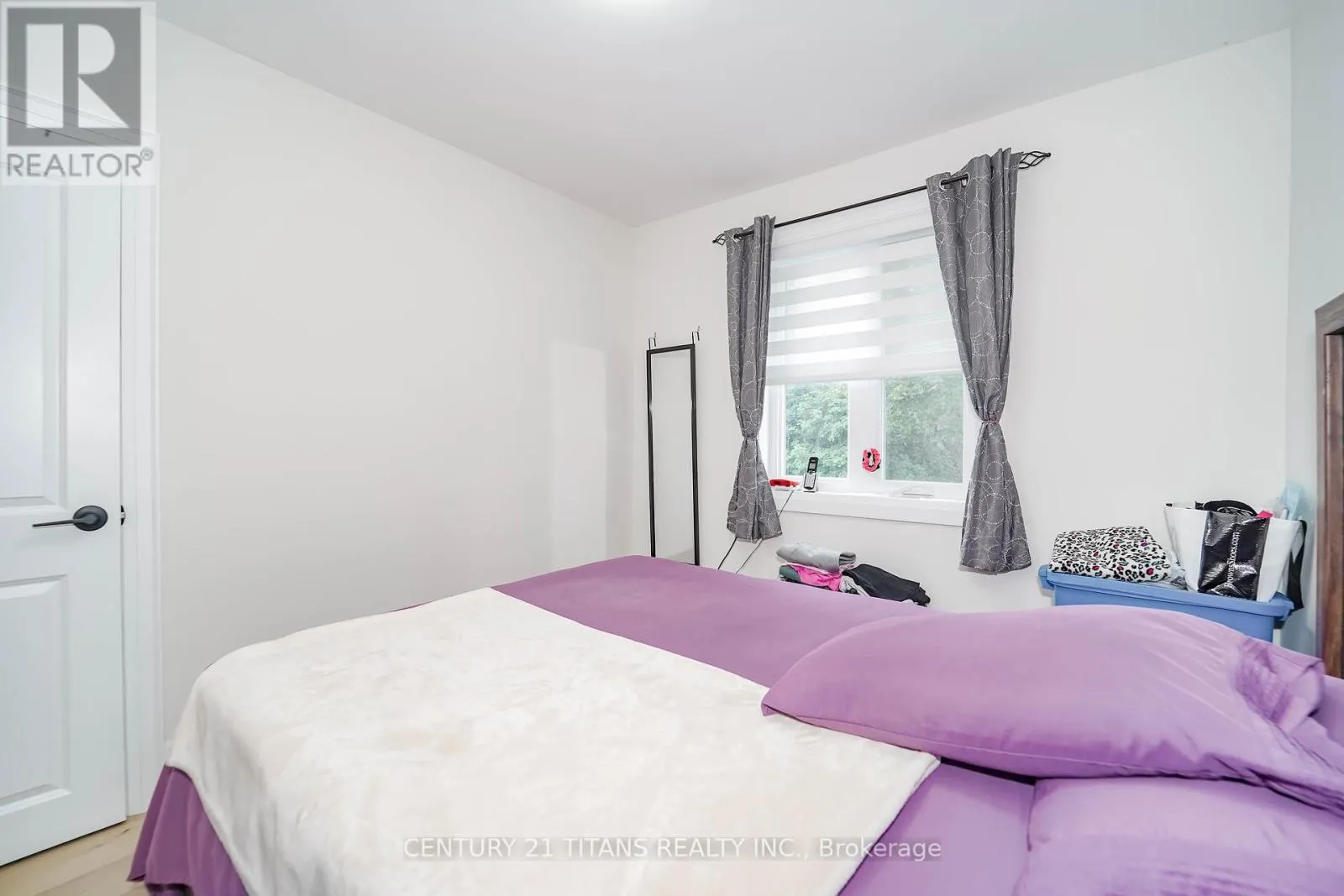 42 PIXLEY CRESCENT