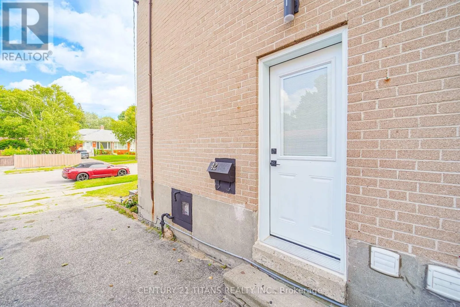 42 PIXLEY CRESCENT
