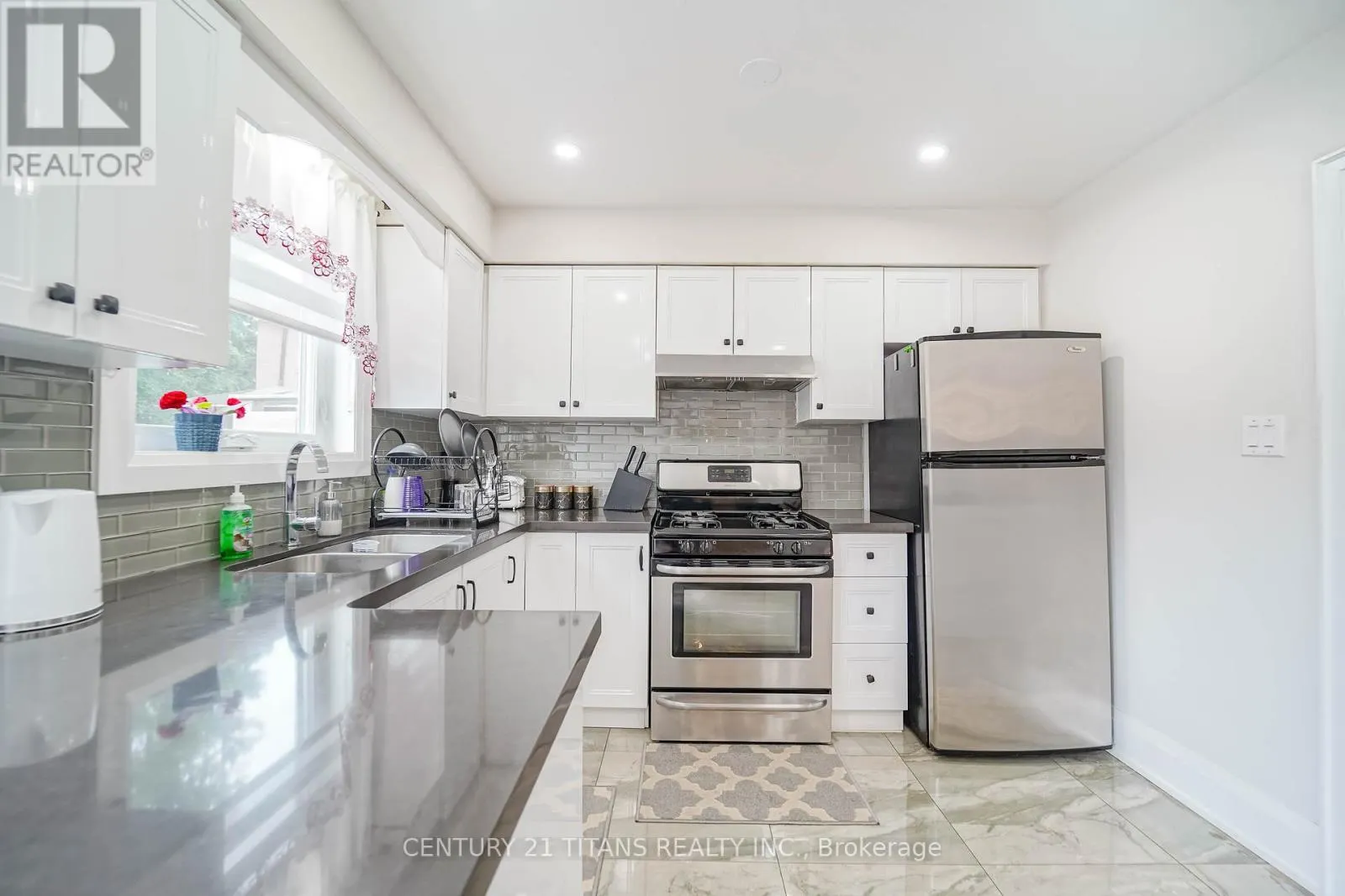 42 PIXLEY CRESCENT
