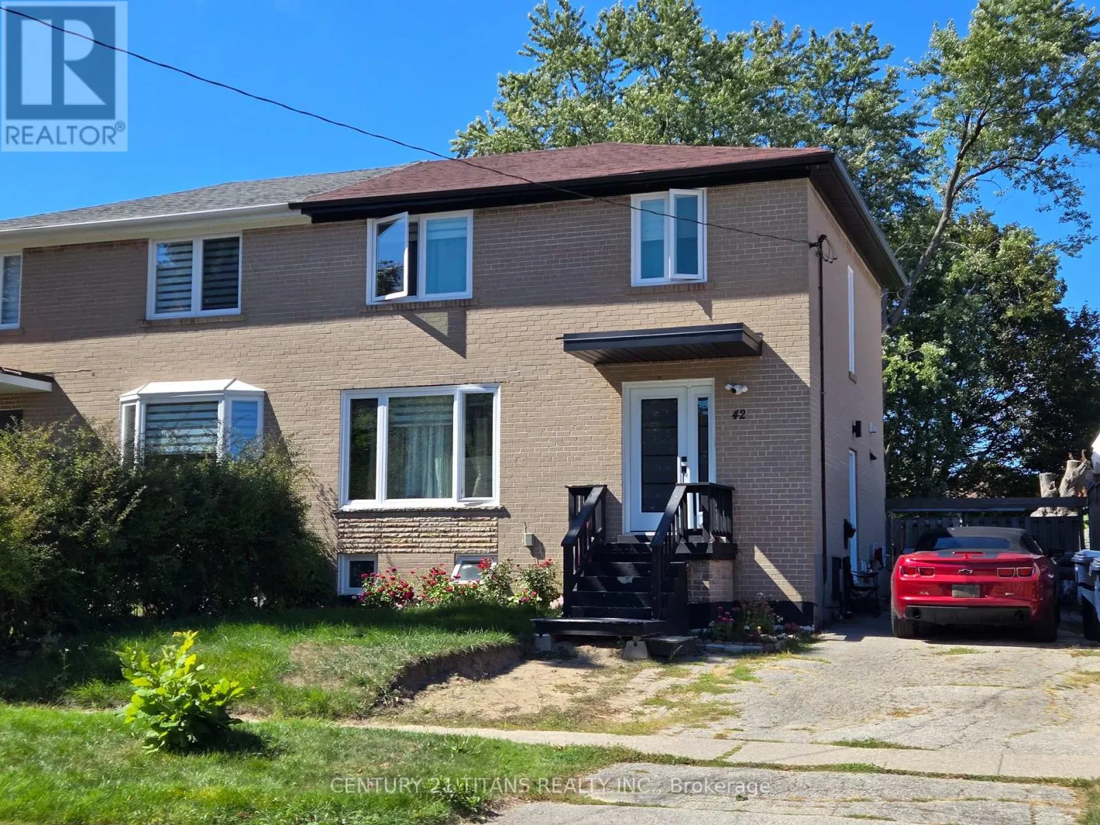42 PIXLEY CRESCENT