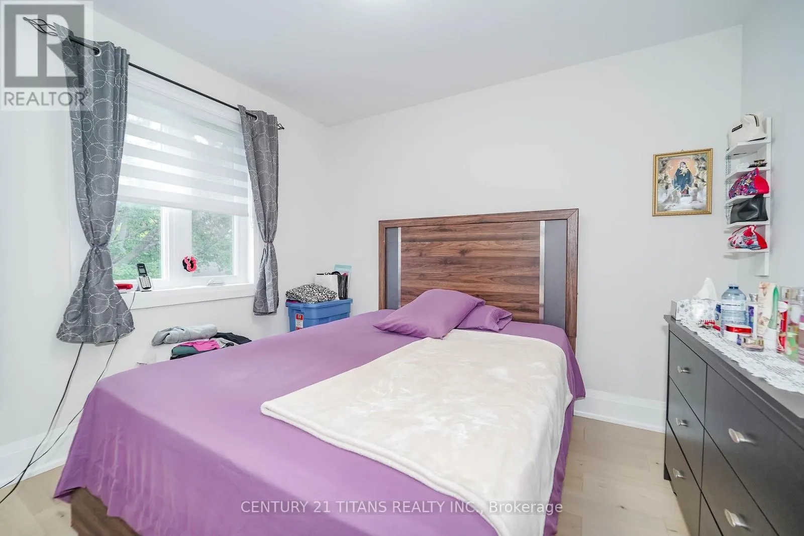42 PIXLEY CRESCENT