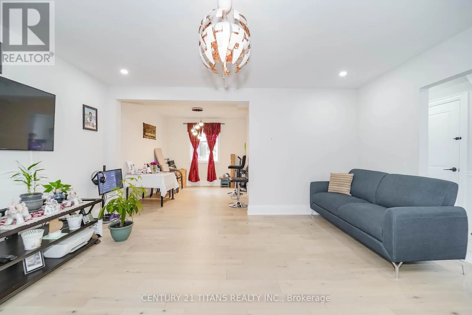 42 PIXLEY CRESCENT