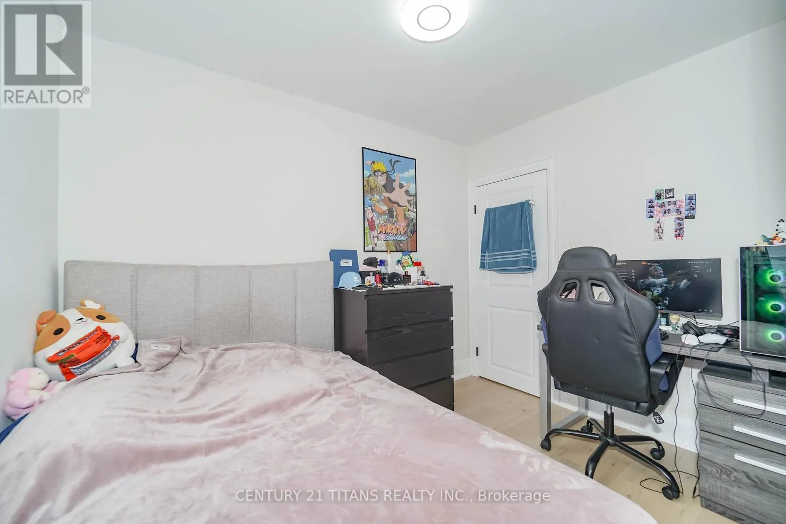 42 PIXLEY CRESCENT