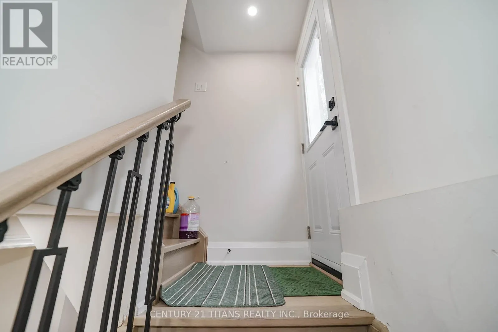 42 PIXLEY CRESCENT
