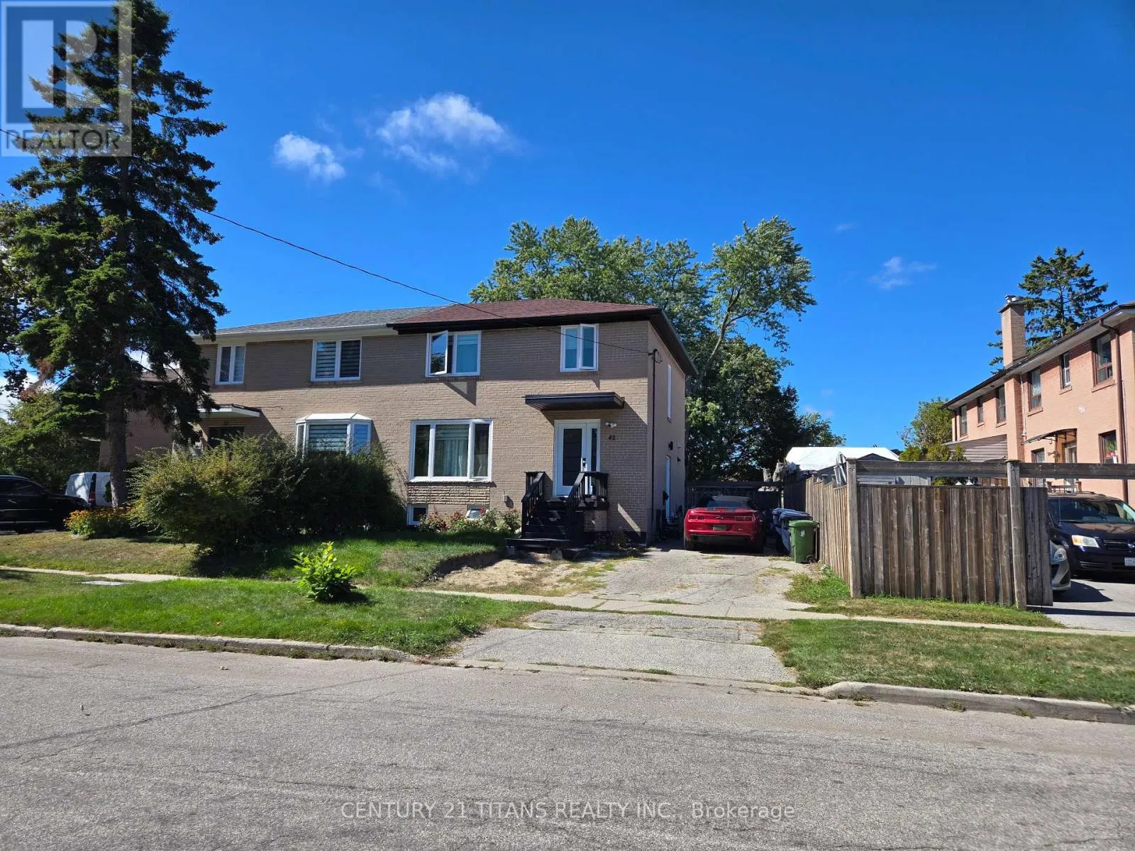 42 PIXLEY CRESCENT