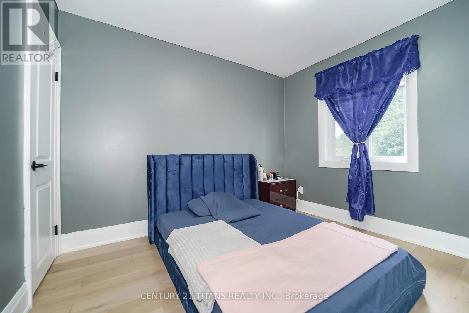 42 PIXLEY CRESCENT