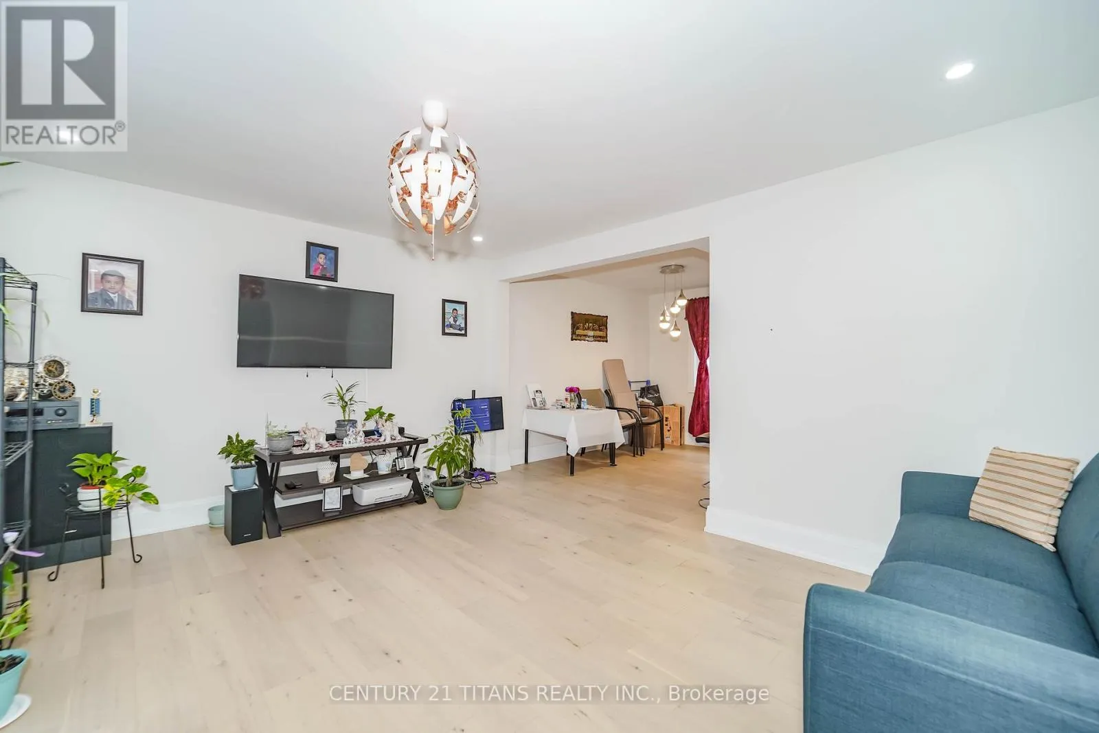 42 PIXLEY CRESCENT