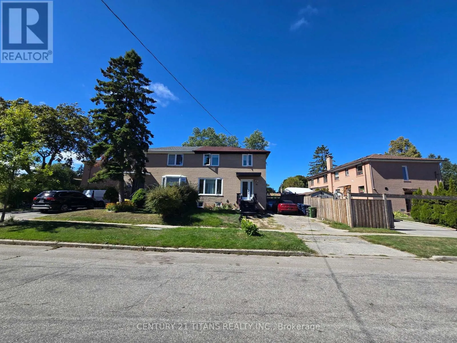 42 PIXLEY CRESCENT