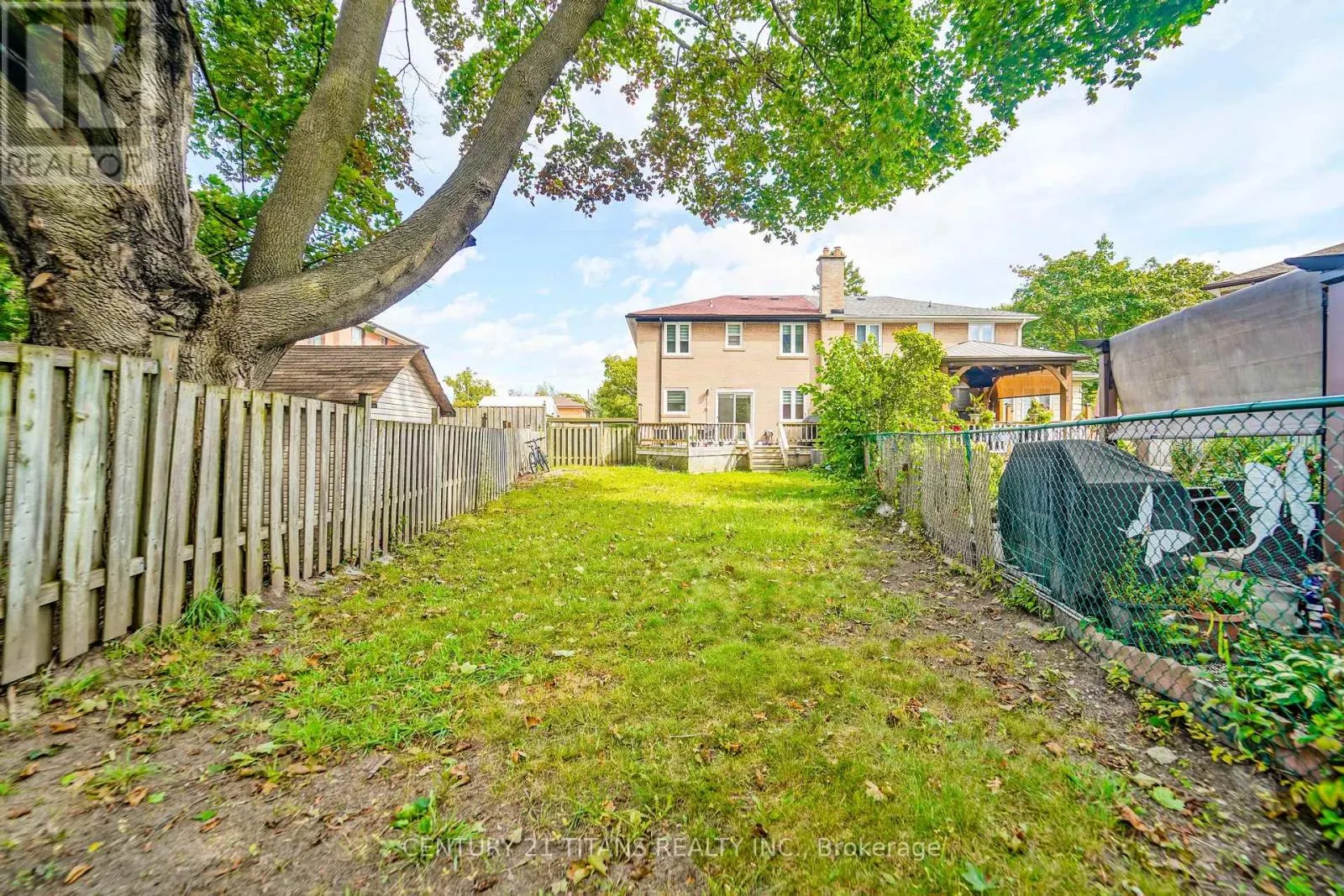 42 PIXLEY CRESCENT