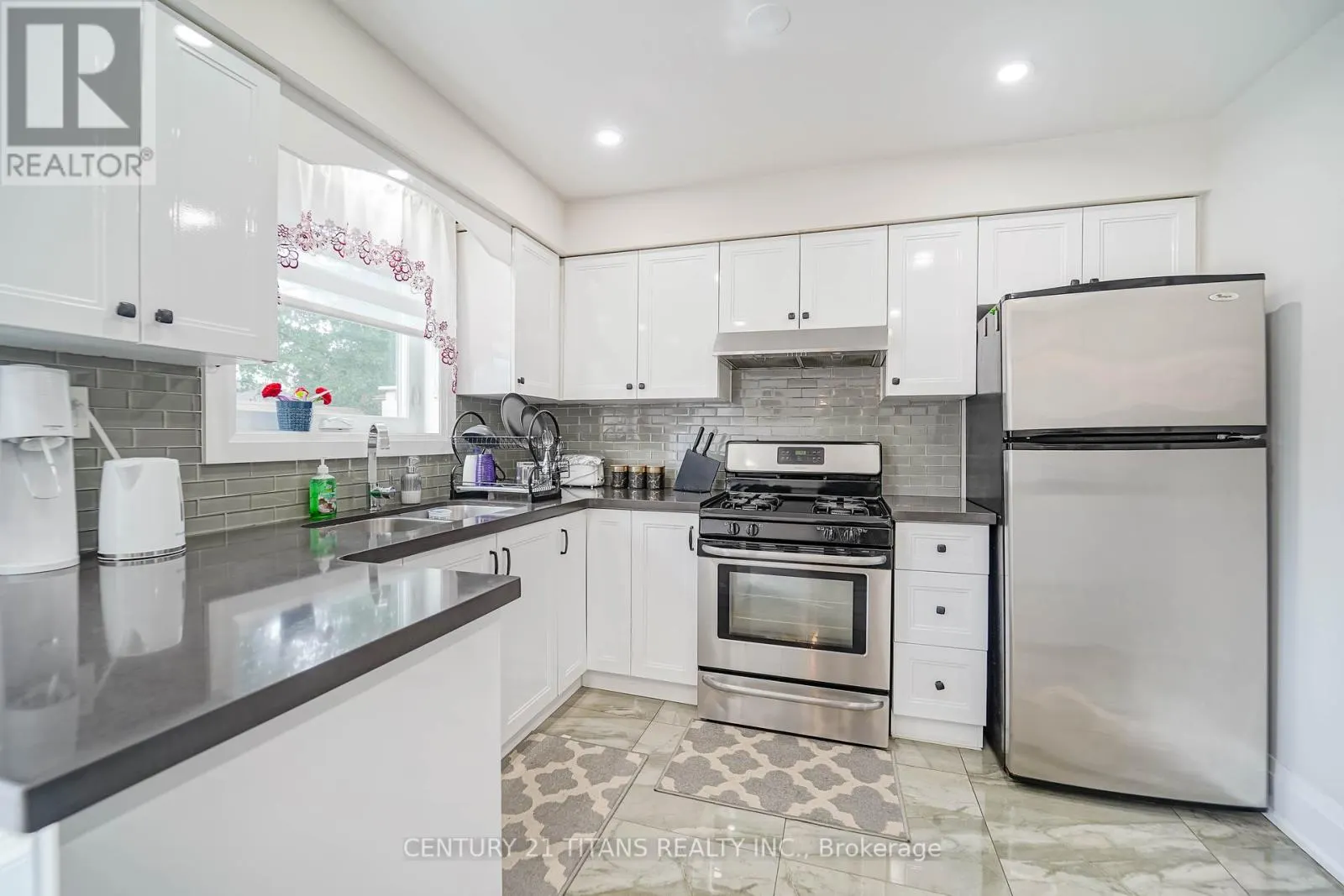 42 PIXLEY CRESCENT