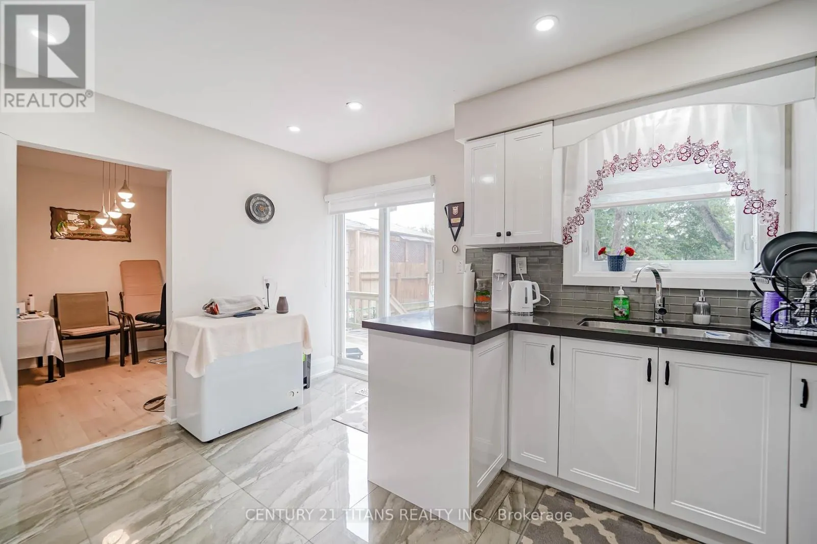 42 PIXLEY CRESCENT