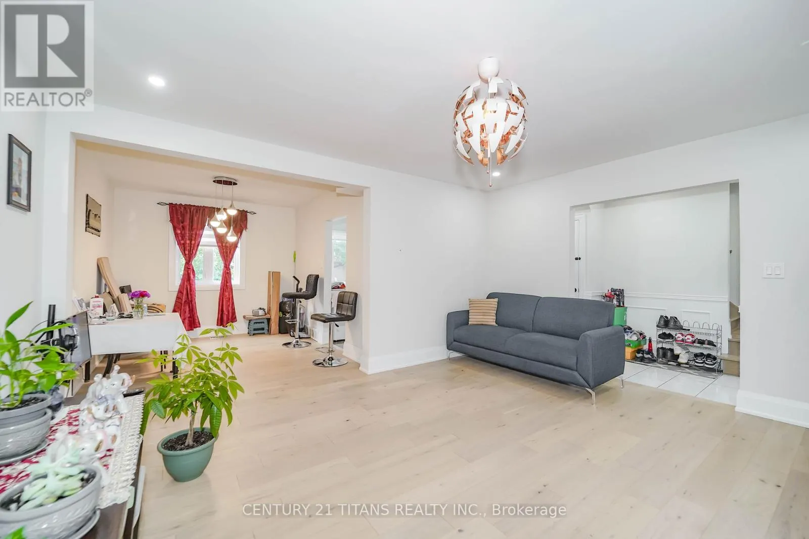 42 PIXLEY CRESCENT