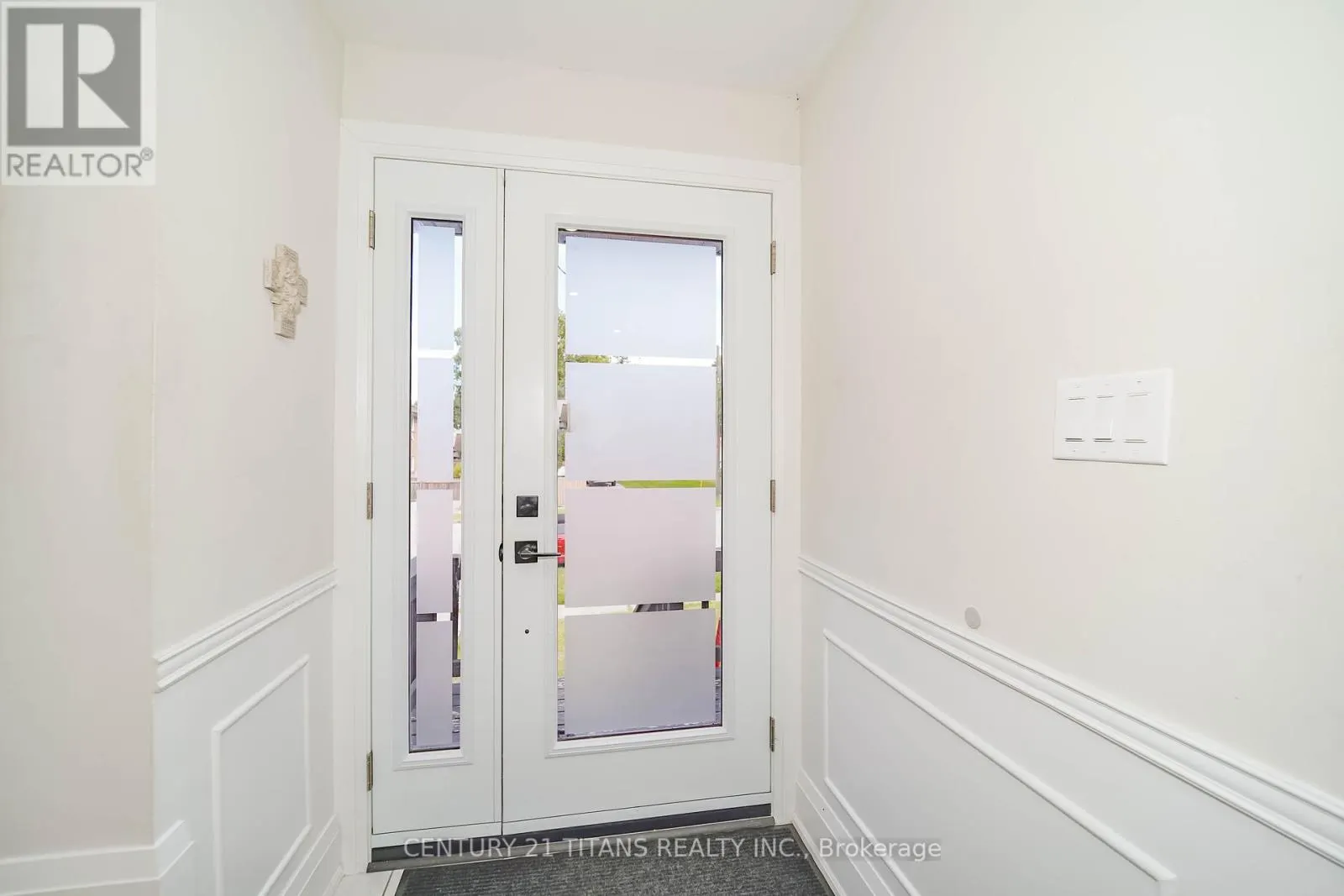 42 PIXLEY CRESCENT