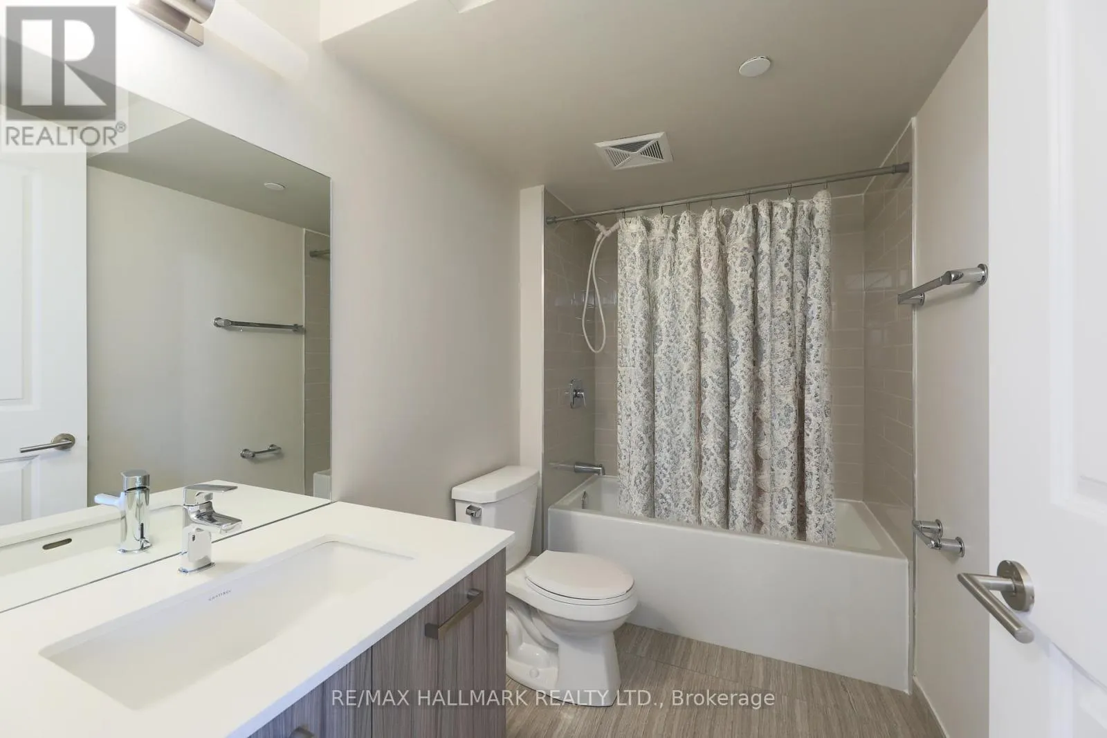 220 - 1630 QUEEN STREET E