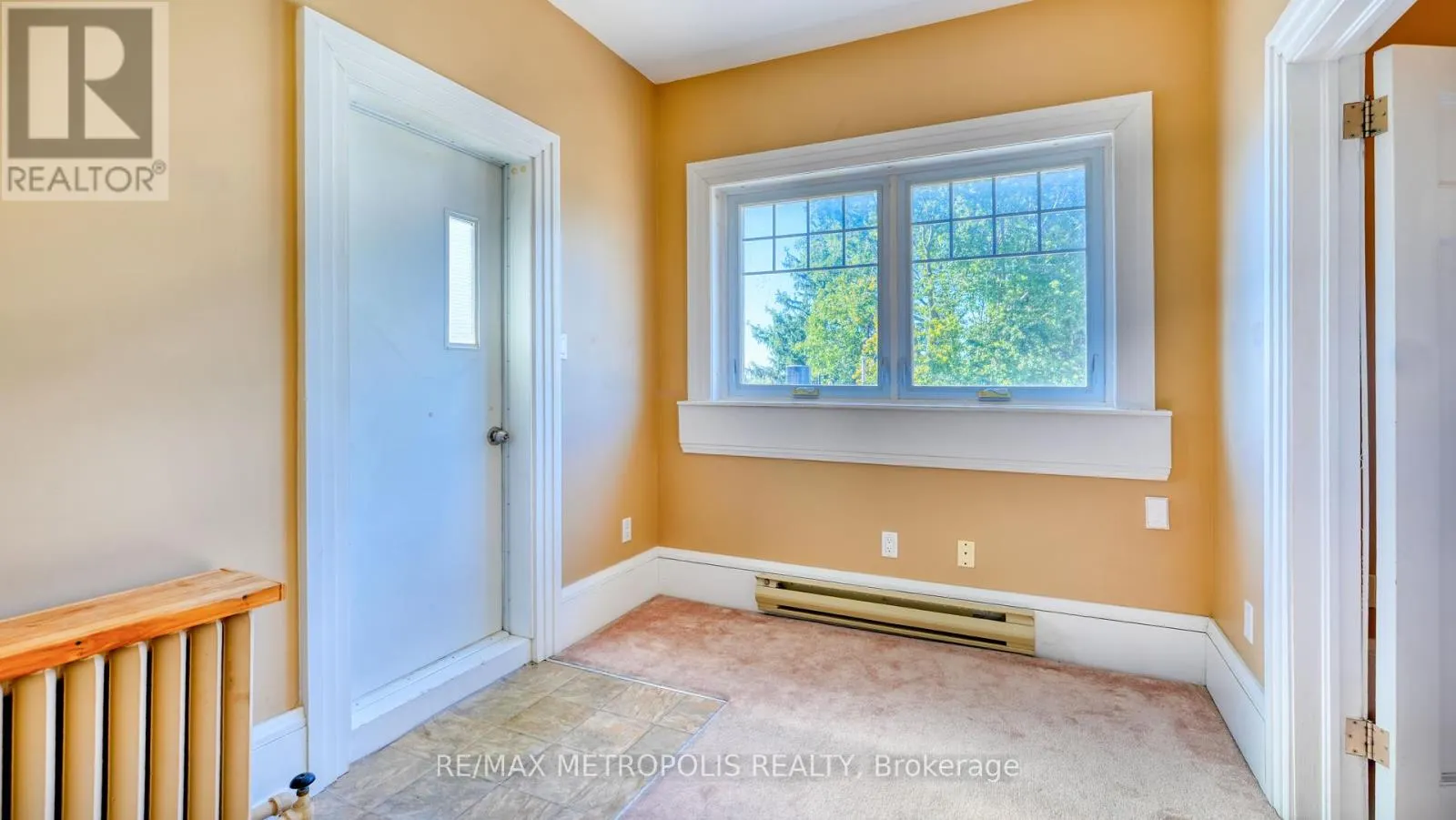 UPPER #3 - 1110 SIMCOE STREET S