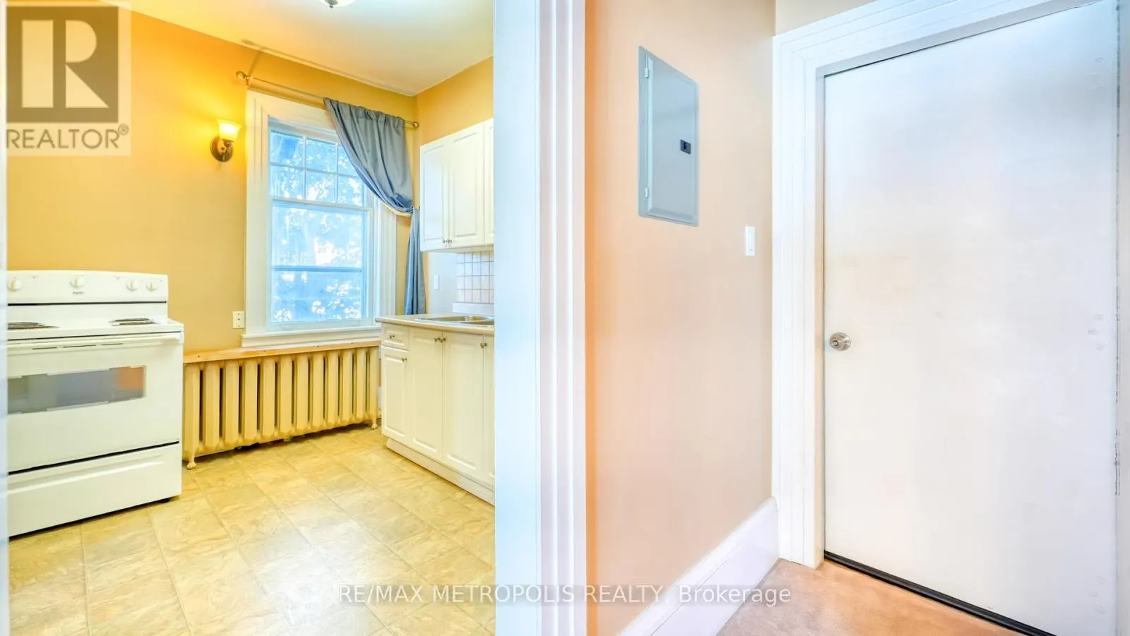 UPPER #3 - 1110 SIMCOE STREET S
