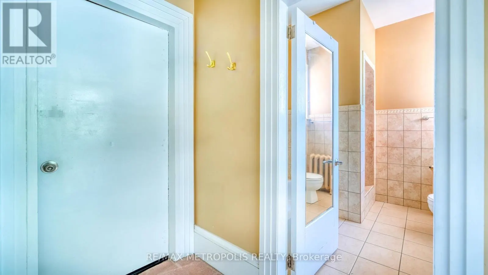 UPPER #3 - 1110 SIMCOE STREET S