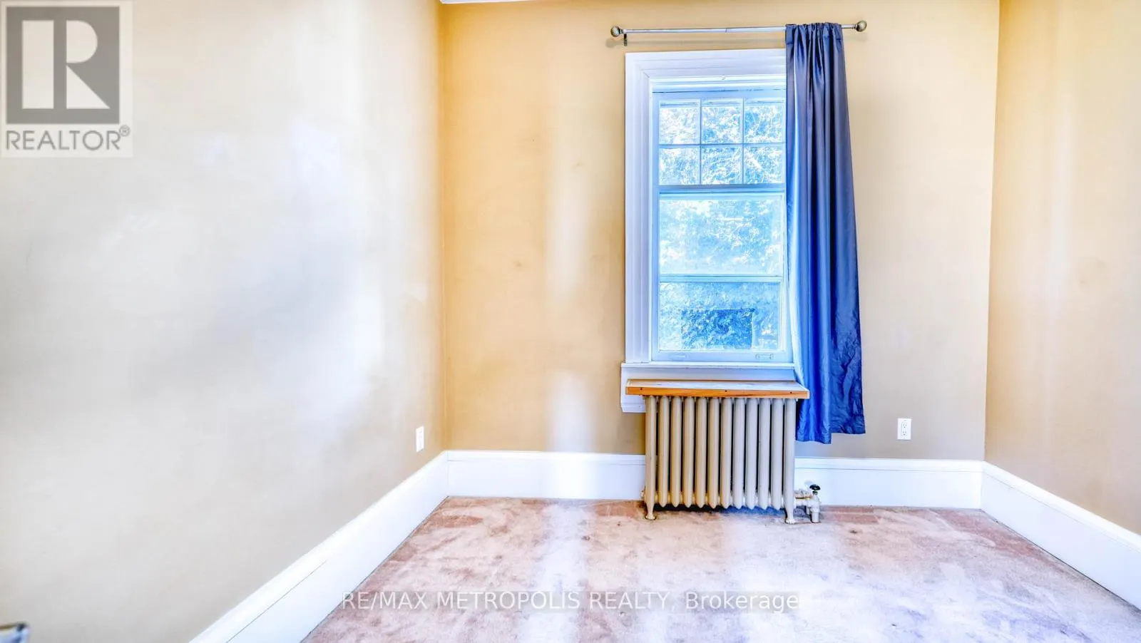 UPPER #3 - 1110 SIMCOE STREET S