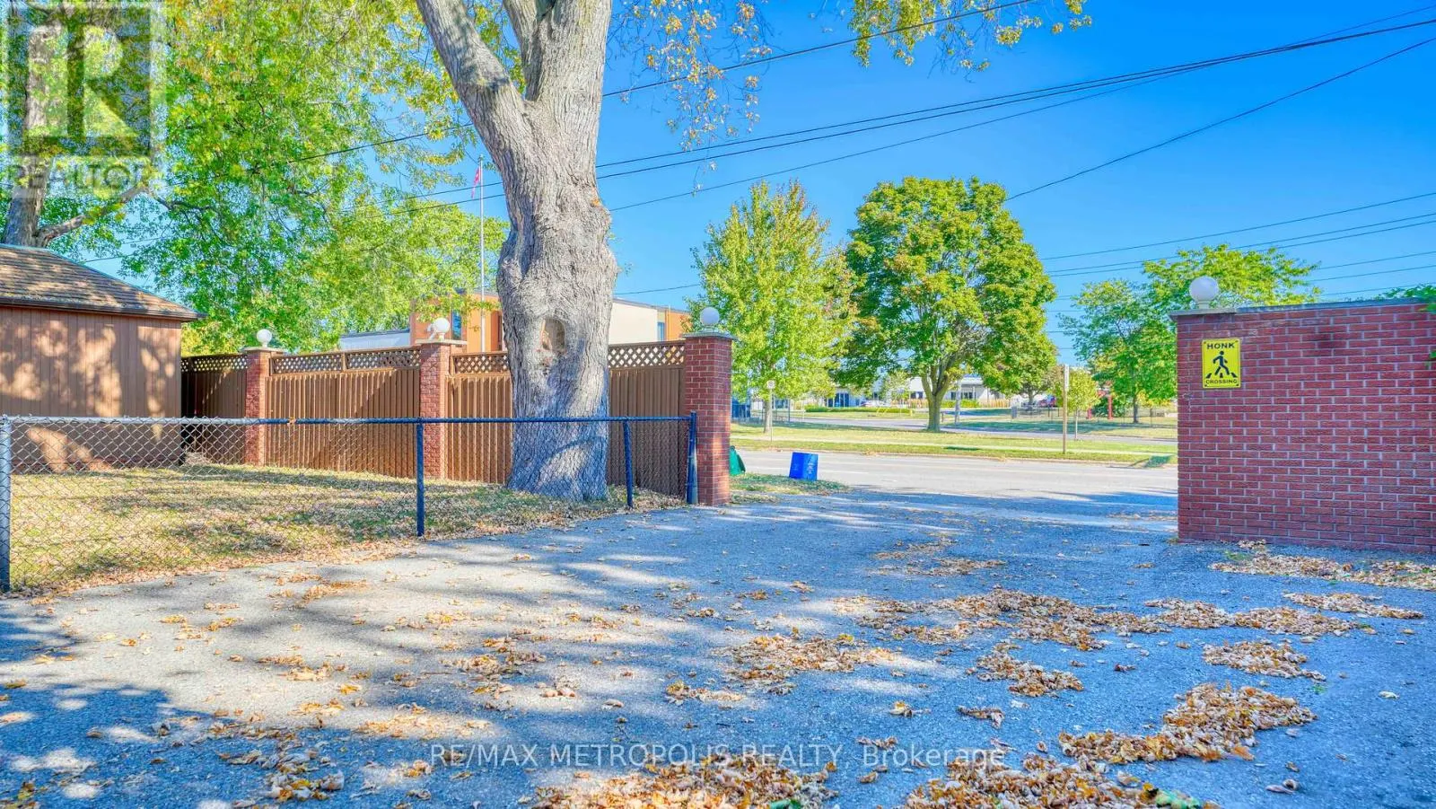 UPPER #3 - 1110 SIMCOE STREET S