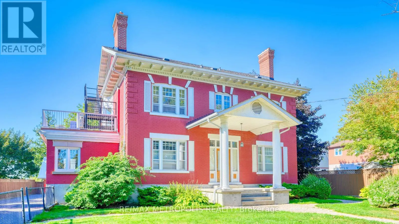 UPPER #3 - 1110 SIMCOE STREET S