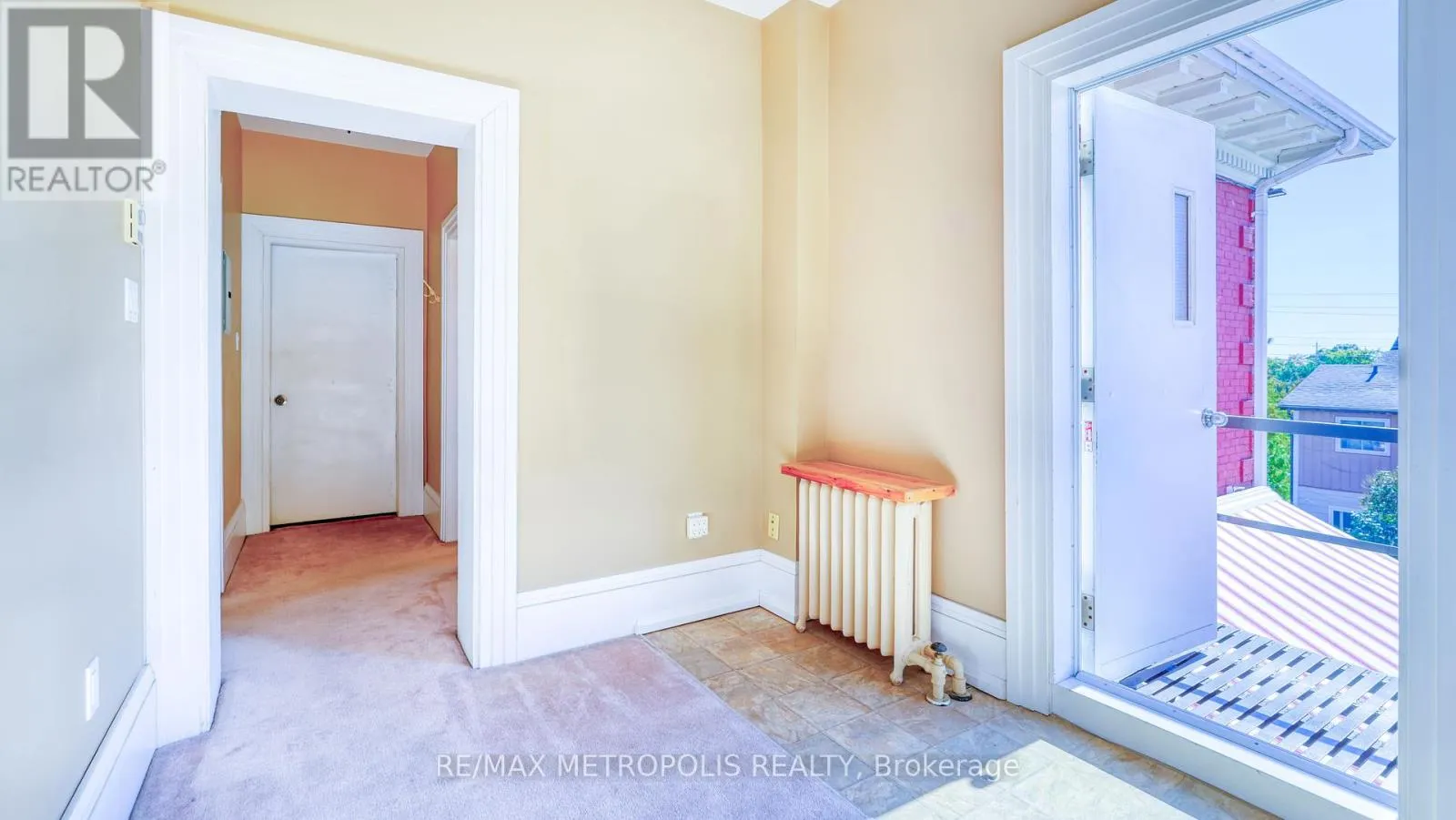 UPPER #3 - 1110 SIMCOE STREET S