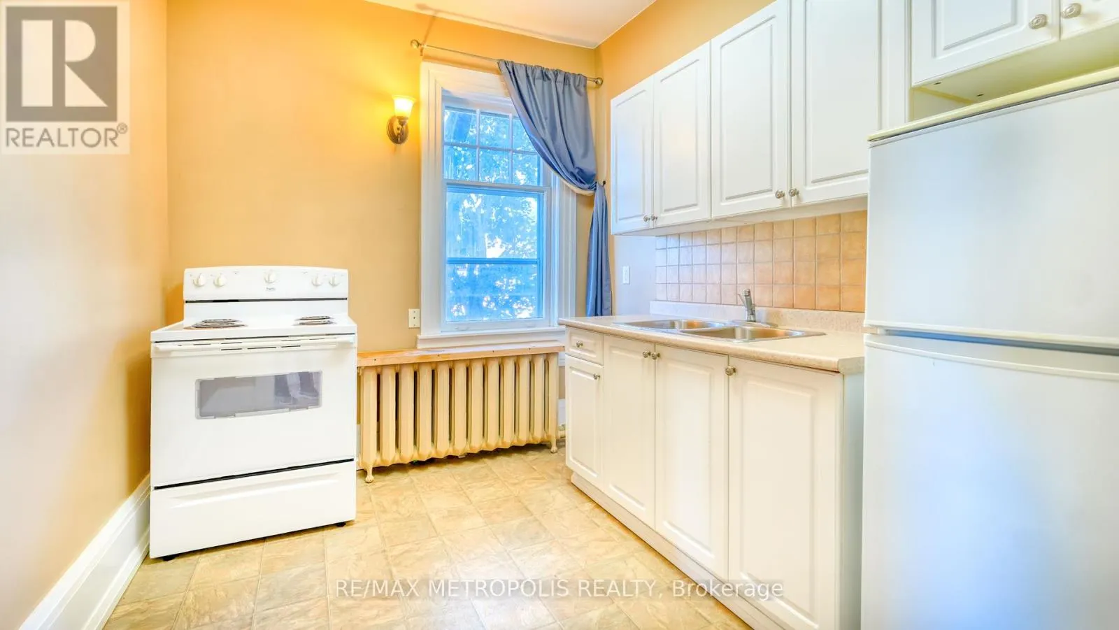 UPPER #3 - 1110 SIMCOE STREET S