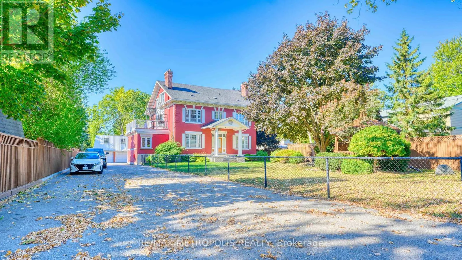 UPPER #3 - 1110 SIMCOE STREET S